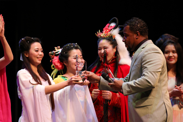 Illustration for article titled Canon 85mm f/1.2: TU's International Night